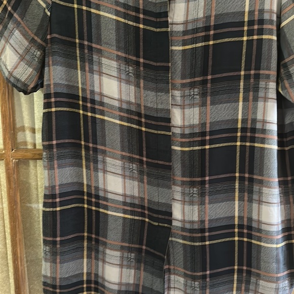 Bobeau plaid tunic top with slit in back - Picture 6 of 8